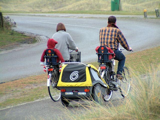 Radtour mit der ganzen Familie und wenn es nötig ist sogar mit dem Hund im entsprechenden Anhänger Radtour mit der ganzen Familie und wenn es nötig ist sogar mit dem Hund im entsprechenden Anhänger